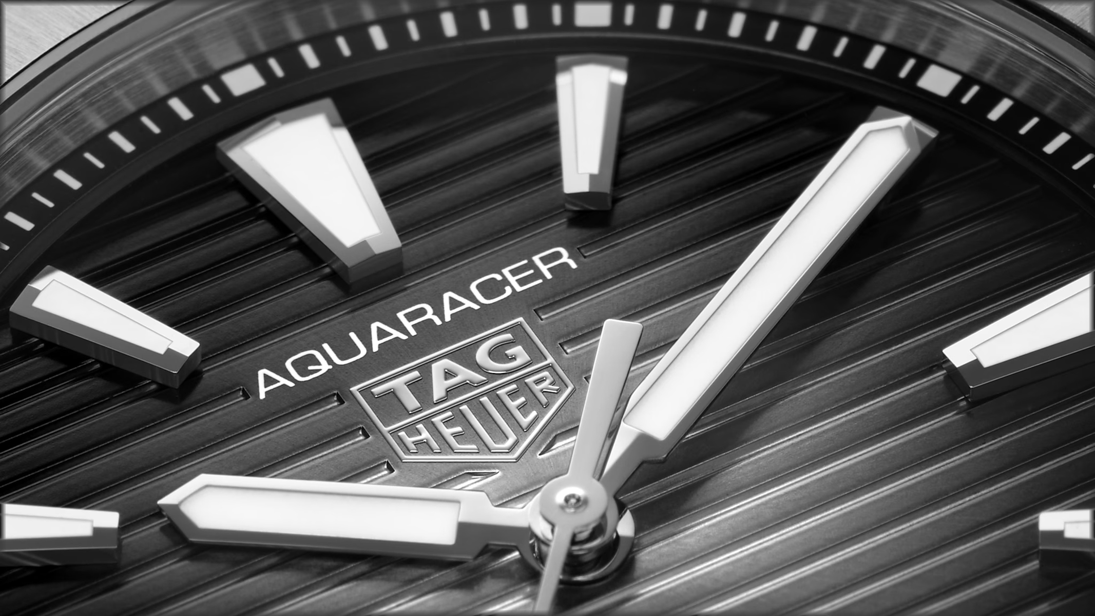TAG Heuer Aquaracer Professional 200 黑面甲板紋路特寫